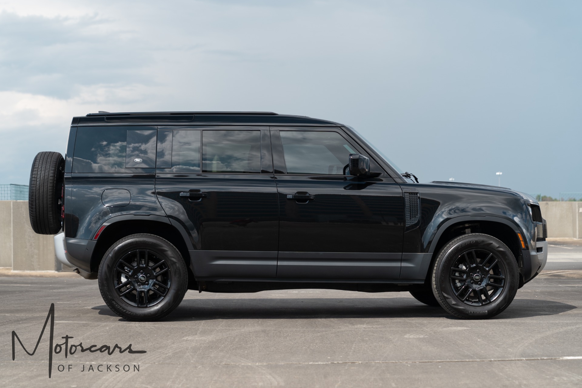 2023 Land Rover Defender 110 S photo 2